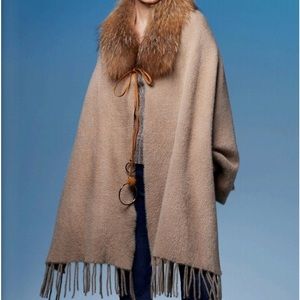 Wool like cape with real Fox collar. Will elevate your wardrobe!